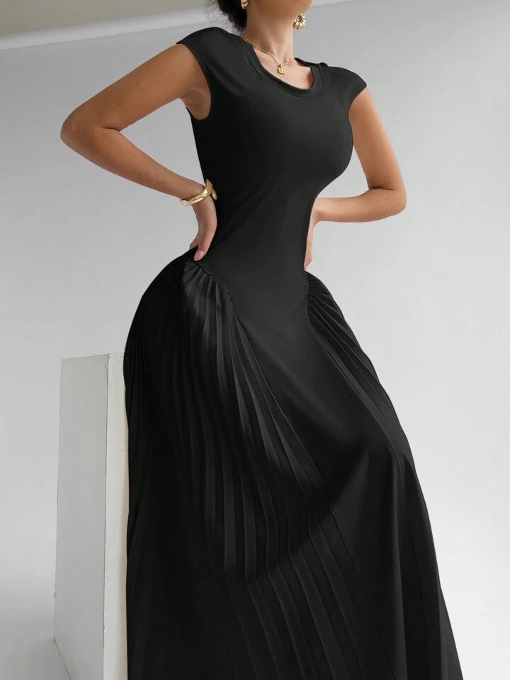 Pleated A-line long dress in black