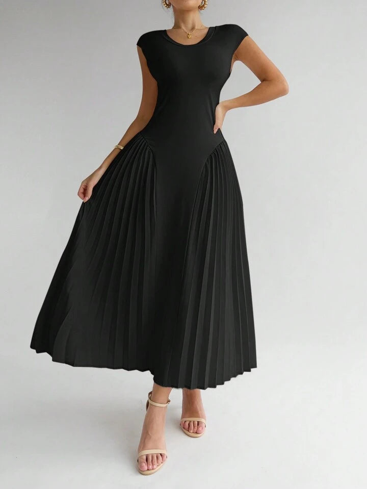 Pleated A-line long dress in black
