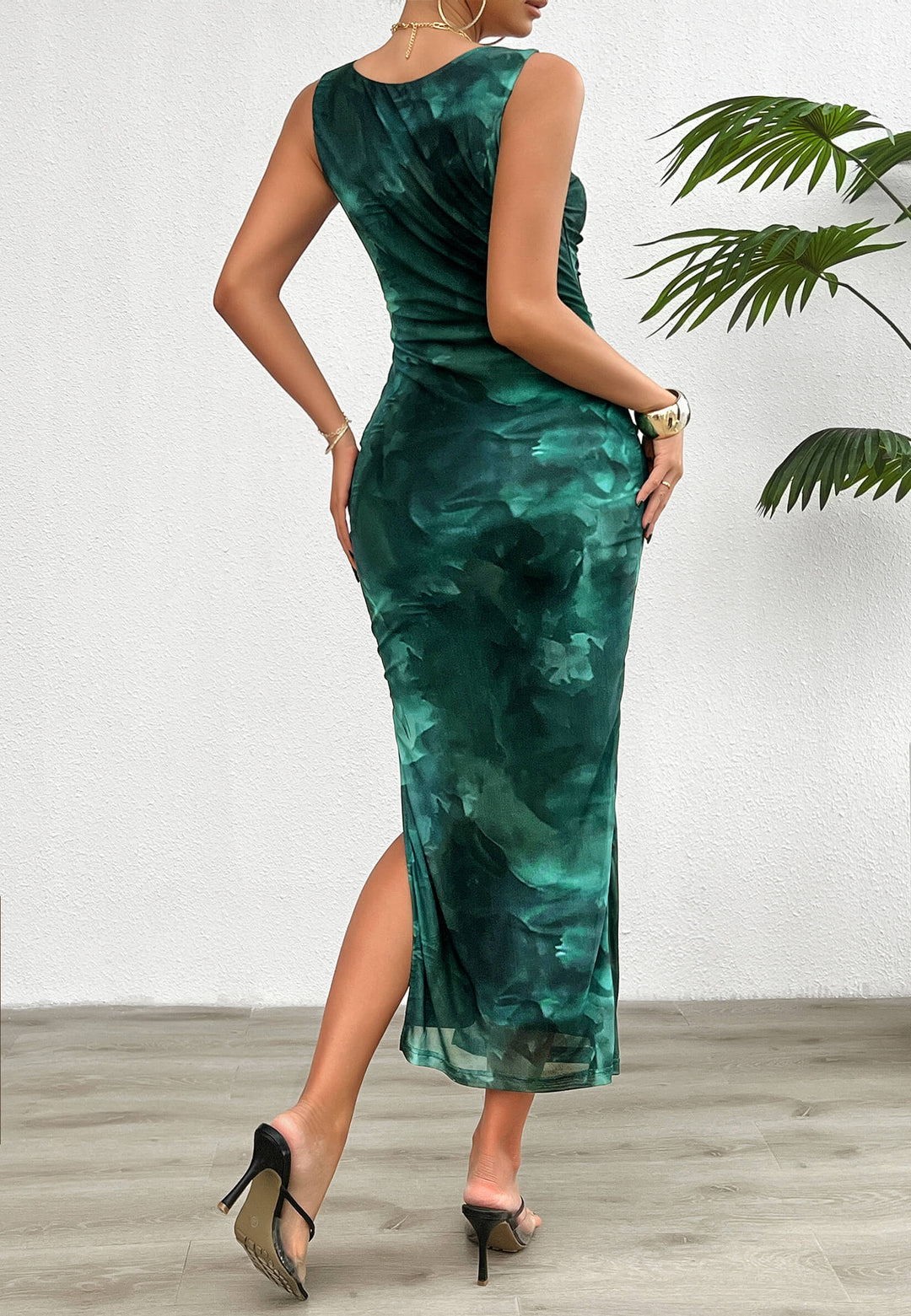 Sleeveless slim fit bodycon midi in green