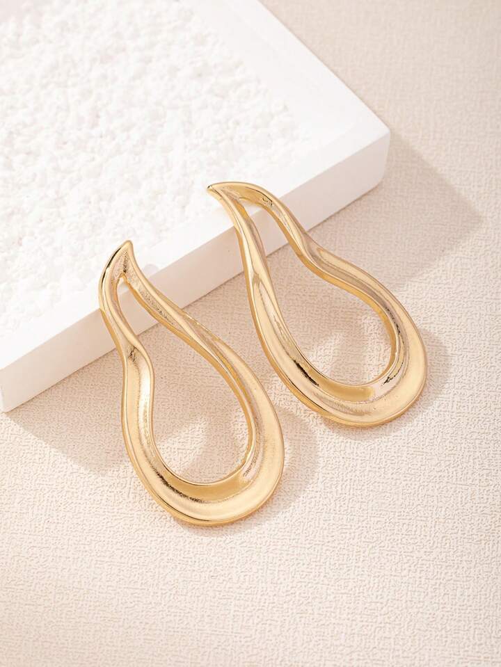 1pair asymmetrical earrings in gold