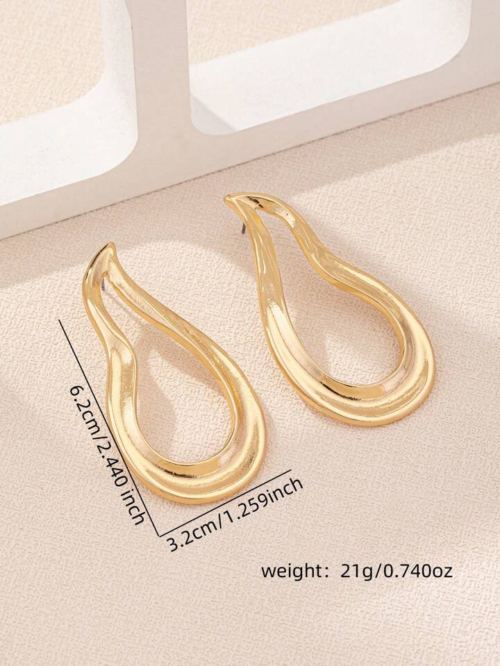 1pair asymmetrical earrings in gold