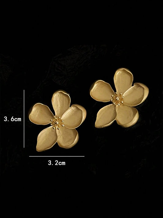 1pair exaggerated metal flower stud earrings in gold