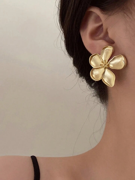 1pair exaggerated metal flower stud earrings in gold