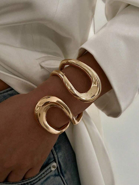1pc metallic circular bangle with hollow out in gold