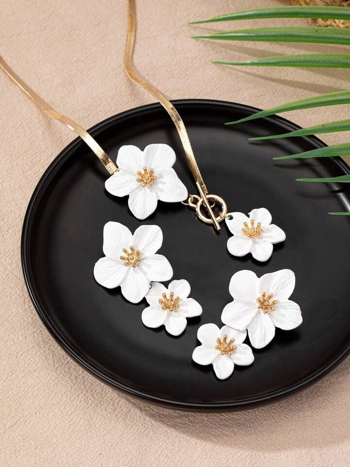 2pcs floral pendant necklace & earinngs set in white