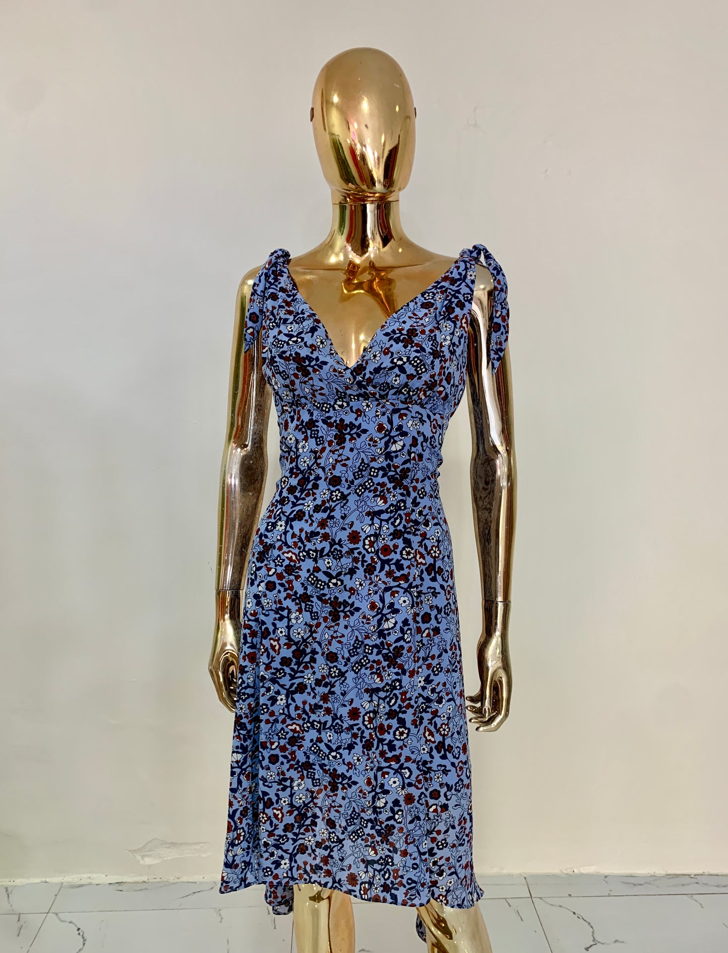 Blue floral tie shoulder middle