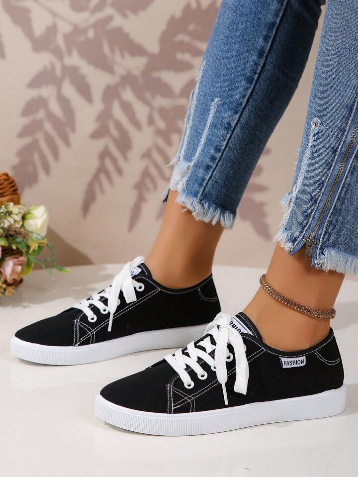 Black & white outdoor sports shoes in black