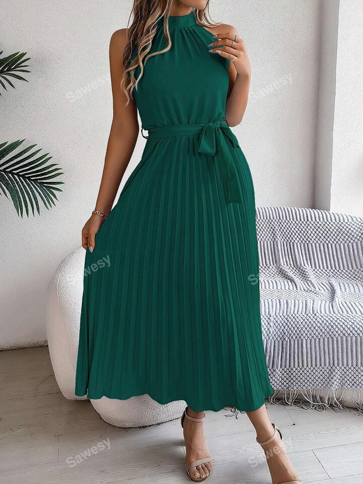 High waist sleeveless pleated dress with belt in green