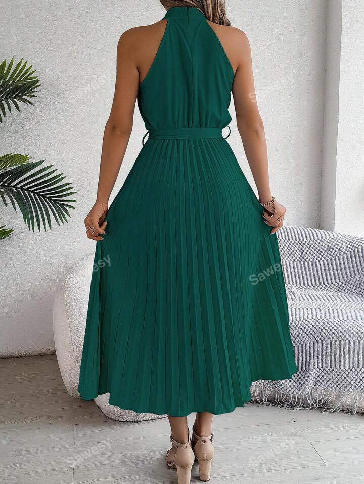 High waist sleeveless pleated dress with belt in green