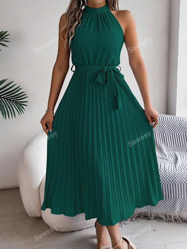 High waist sleeveless pleated dress with belt in green