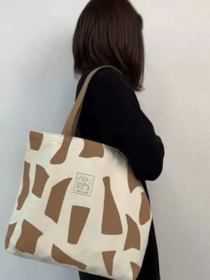 Letter graphic geometric pattern tote bag in multi