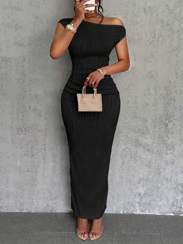 Oblique one shoulder off shoulder front pleated dress in black