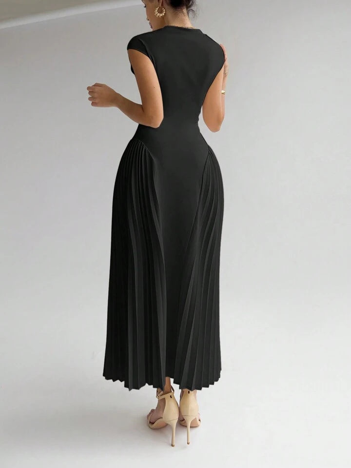 Pleated A-line long dress in black