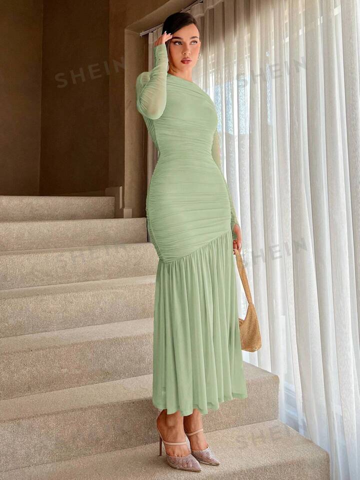 Round neck long sleeve pleated dress in mint green