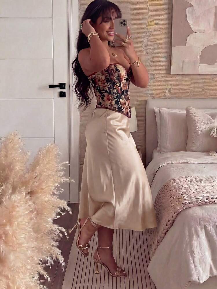 Satin high waist skirt in nude