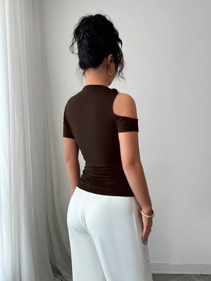 Short sleeve metal decorated hollow out top in brown