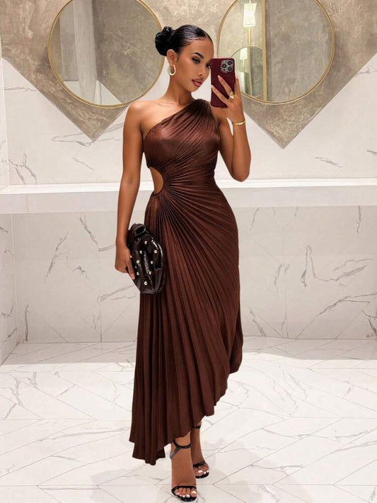 Solid color cut out waist pleated dress in brown