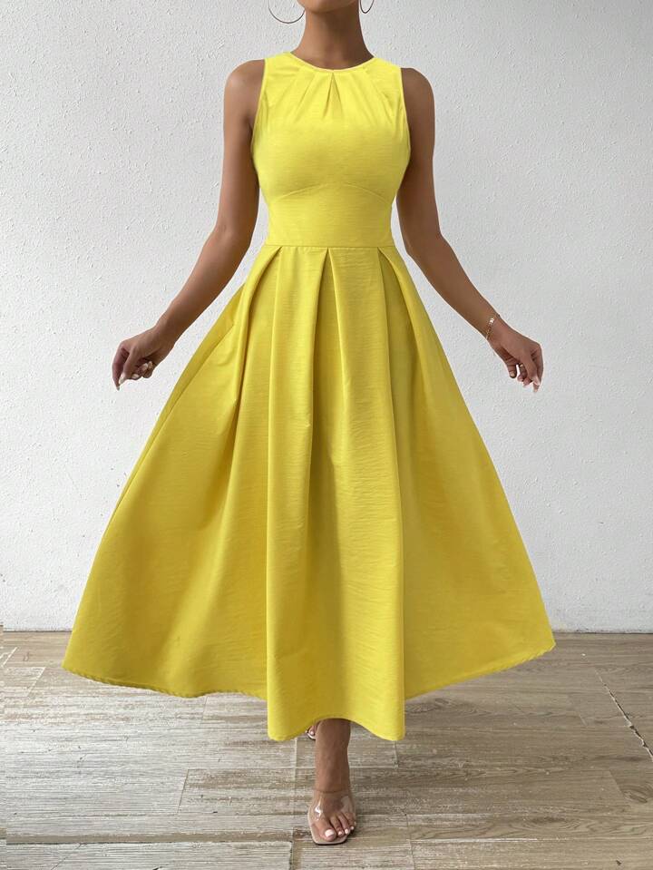 Solid color sleeveless dress in yellow